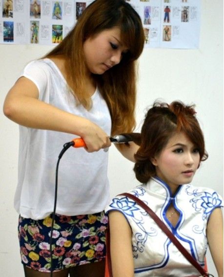 学员在为中国好形象模特化妆造型
