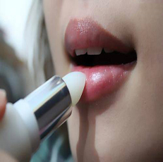 秋冬嘴唇干裂应该怎么办--新时代美容学校分享用食疗嘴唇干裂治疗方法