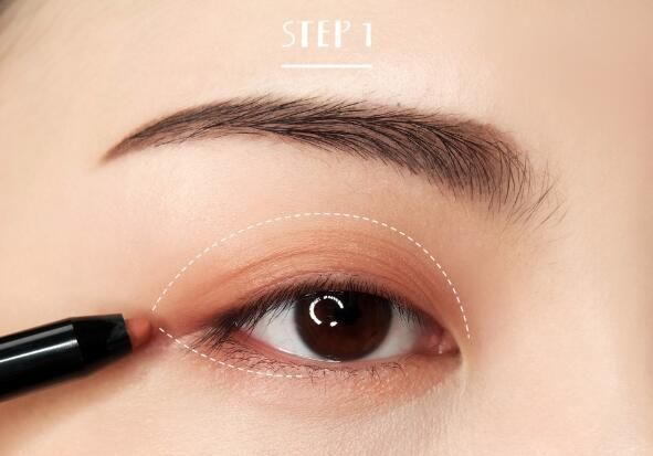 Step 1：用脏橘色微光眼影在上眼影晕染，下眼尾也用脏橘色微光眼影晕染。