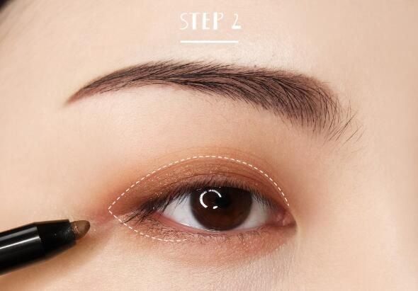 Step 2：双眼皮褶皱内以及下眼尾三角形区域内用棕色珠光眼影晕染。
