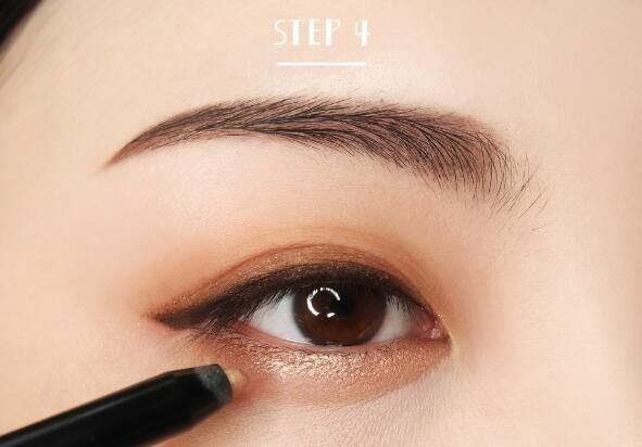 Step 4：下眼皮卧蚕处用杏色珠光眼影提亮。